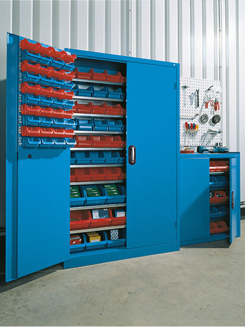 Bedrunka+Hirth Schrank mit Sichtlagerkästen, 17x Fachboden, 30x Gr.1 rot, 30x Gr.1 blau, 24x Gr.2 rot, 24x Gr.2 blau